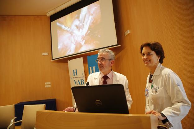 El jefe de la Unidad de Obstetricia y Ginecología, Ángel Sánchez del Río, con Carmen Maíllo, ginecóloga del servicio, durante el curso impartido a los residentes de tercero y cuarto de especialidad. 