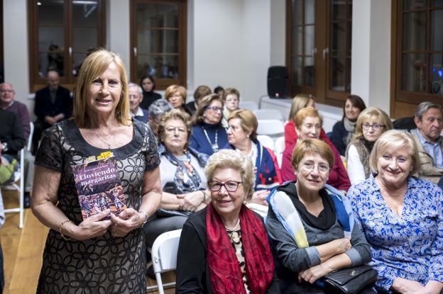 Cristina Álvarez de Cienfuegos, con su libro. :: CAROLINA SANTOS