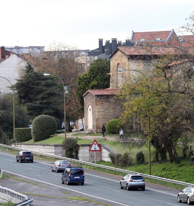 La autopista 'Y' con la iglesia de Santullano en su vereda. 