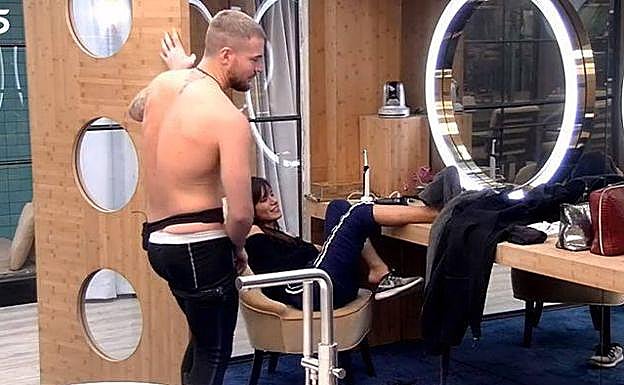 Tony Spina se desnuda delante de Miriam Saavedra