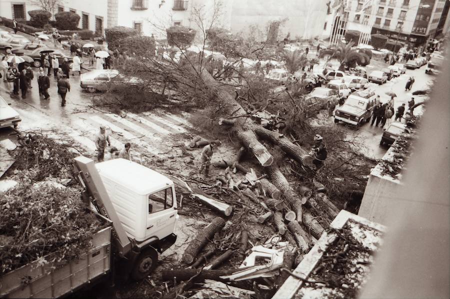 La familia del fotoperiodista, que retrató con su cámara la realidad de la región desde los años 40 hasta poco antes de su muerte en 2012, ha donado unas 200.000 imágenes a el Museo del Pueblo de Asturias