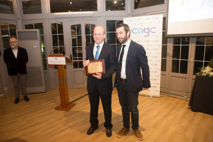 Amado González Hevia, 'Favila' recibe el premio a la Promoción de Avilés de manos del concejal Manuel Campa.