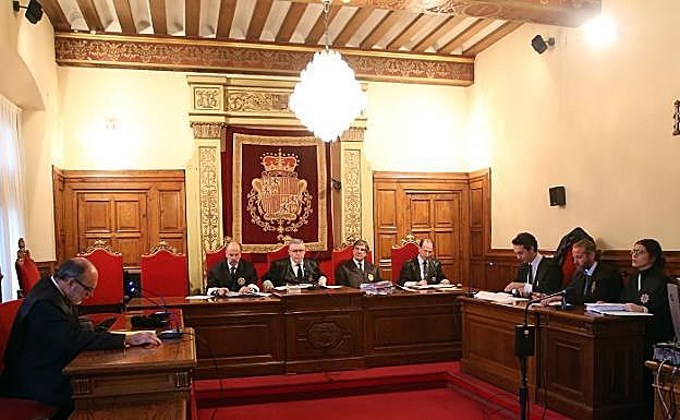 El tribunal de la sala de lo Civil y Penal se reunió ayer por el recurso interpuesto por el abogado Lorenzo Álvarez. 