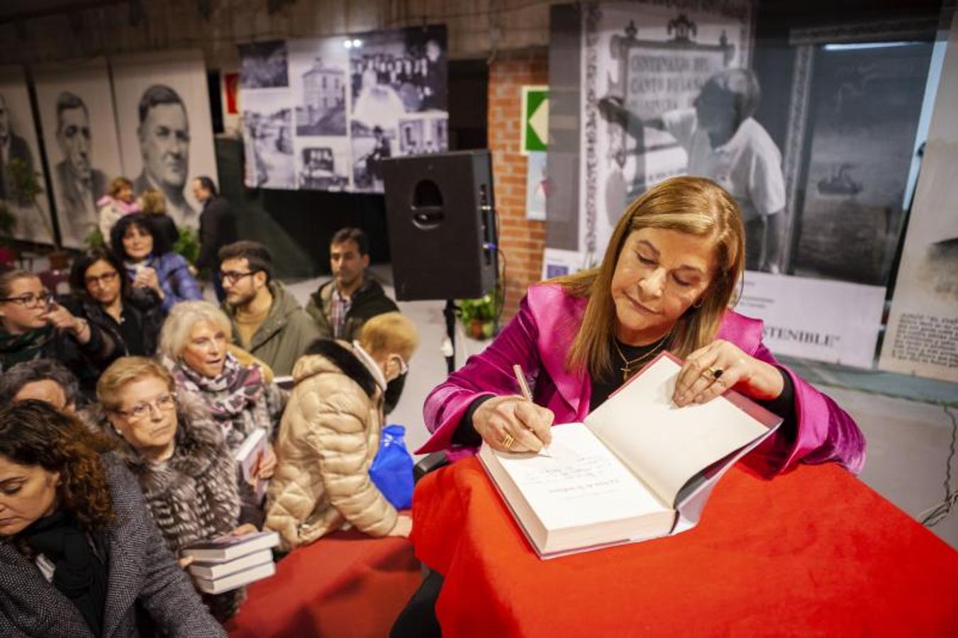 Fotos: María Teresa Álvarez presenta su nueva novela en Candás