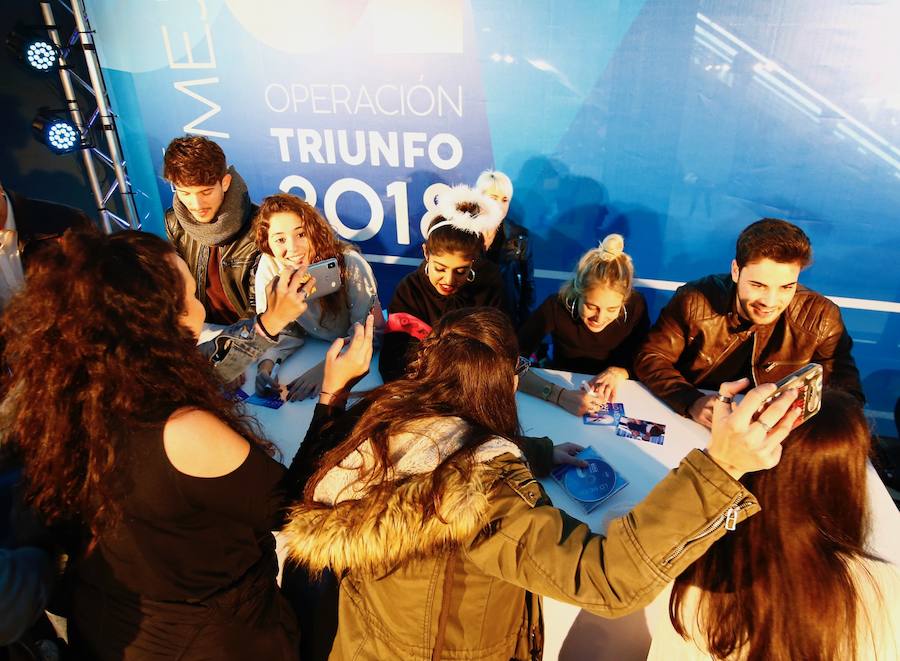 Más de dos mil personas hacen cola para que los concursantes del mediático programa les firmen el disco