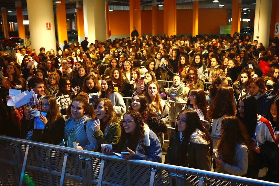 Más de dos mil personas hacen cola para que los concursantes del mediático programa les firmen el disco