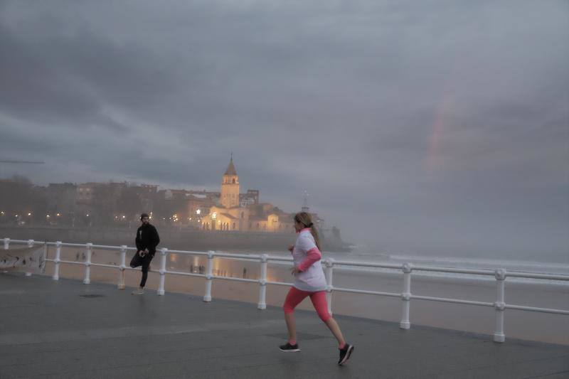 Más de 300 personas participan en la 19ª Carrera contra el SIDA en Gijón.