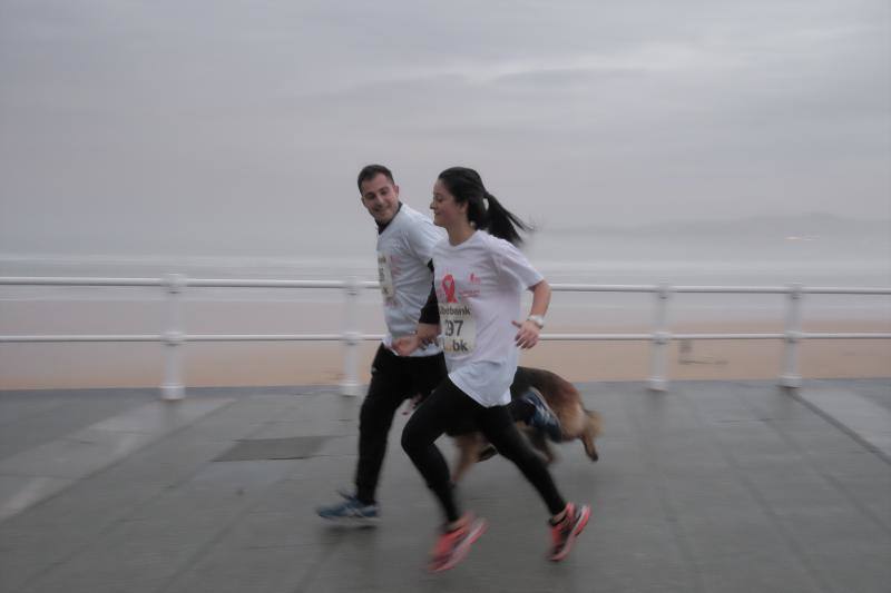 Más de 300 personas participan en la 19ª Carrera contra el SIDA en Gijón.