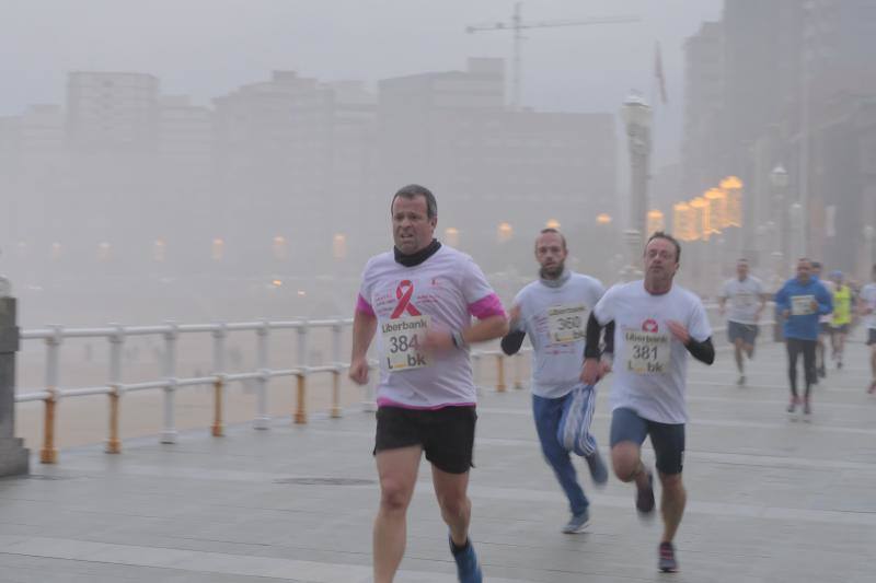 Más de 300 personas participan en la 19ª Carrera contra el SIDA en Gijón.