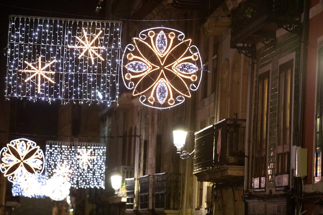 Las calles del casco histórico de Avilés y del barrio de La Luiz ya lucen el alumbrado navideño tras el acto simbólico celebrado en la plaza de España.