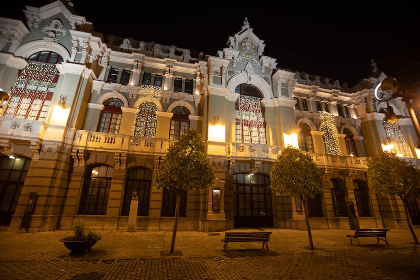 Las calles del casco histórico de Avilés y del barrio de La Luiz ya lucen el alumbrado navideño tras el acto simbólico celebrado en la plaza de España.