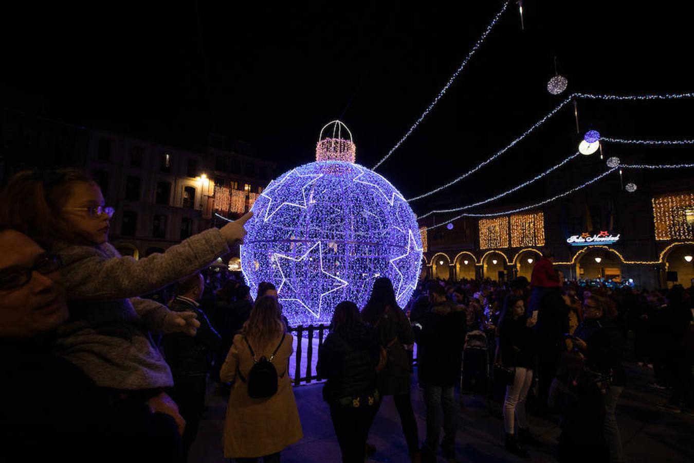 Las calles del casco histórico de Avilés y del barrio de La Luiz ya lucen el alumbrado navideño tras el acto simbólico celebrado en la plaza de España.