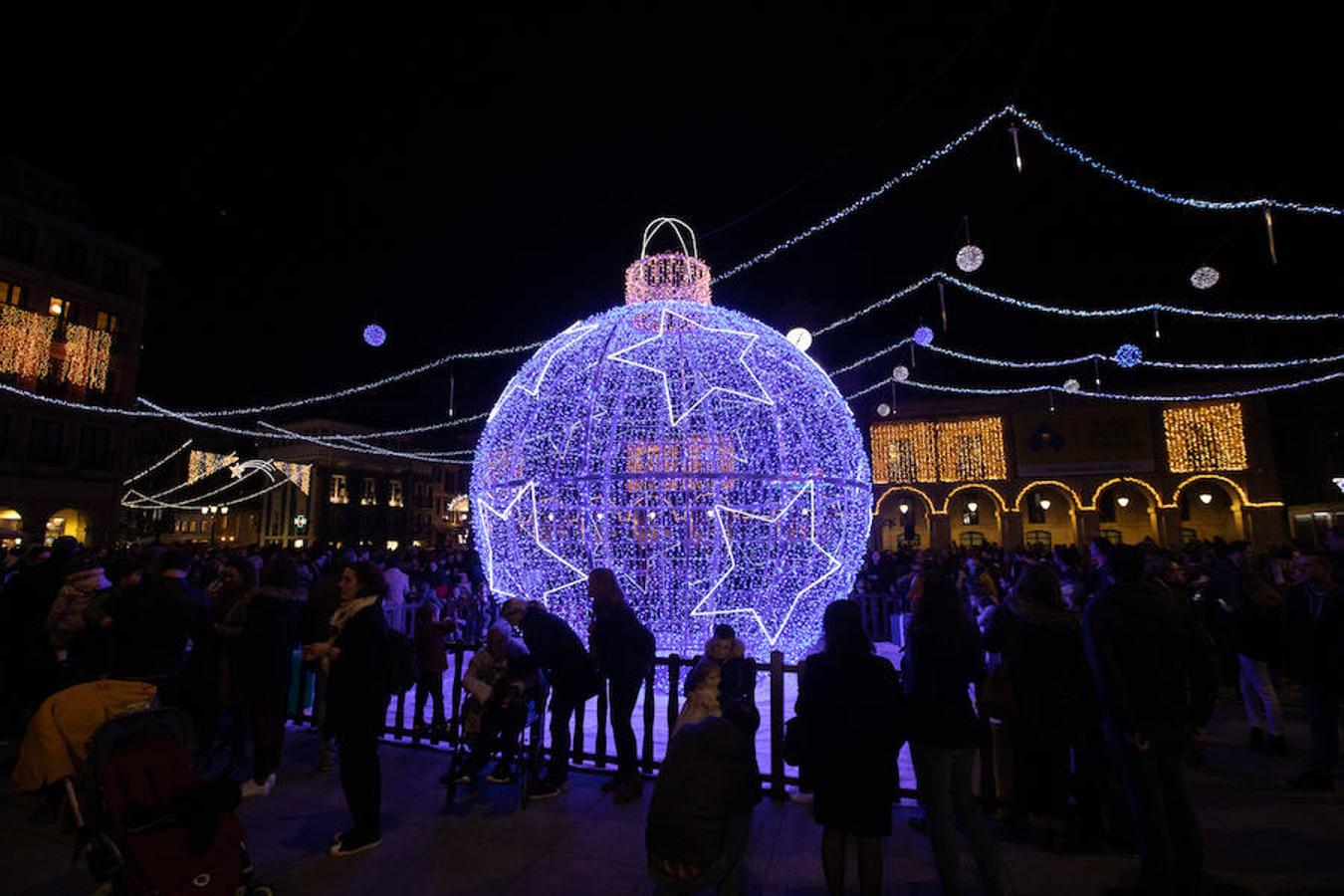 Las calles del casco histórico de Avilés y del barrio de La Luiz ya lucen el alumbrado navideño tras el acto simbólico celebrado en la plaza de España.