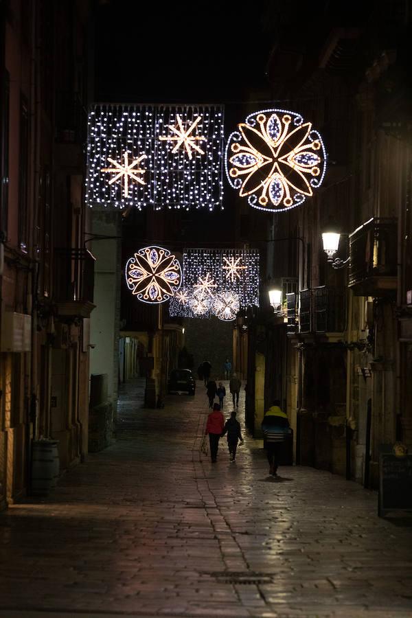 Las calles del casco histórico de Avilés y del barrio de La Luiz ya lucen el alumbrado navideño tras el acto simbólico celebrado en la plaza de España.