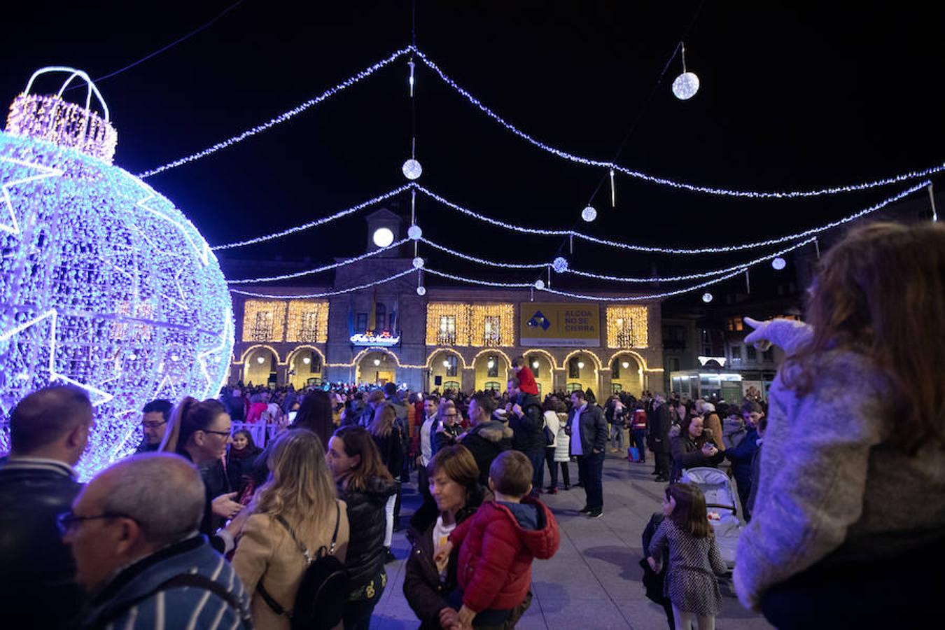 Las calles del casco histórico de Avilés y del barrio de La Luiz ya lucen el alumbrado navideño tras el acto simbólico celebrado en la plaza de España.