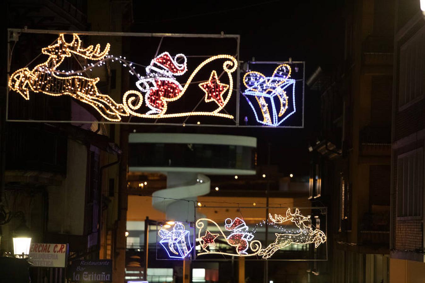 Las calles del casco histórico de Avilés y del barrio de La Luiz ya lucen el alumbrado navideño tras el acto simbólico celebrado en la plaza de España.