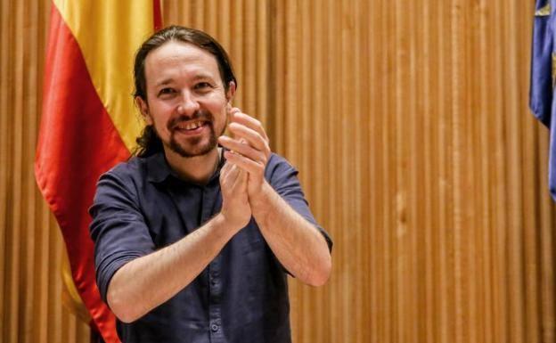 Pablo Iglesias desmiente que haya estado de cacería con un montaje en el que aparece con Húgo Chávez en Botsuana