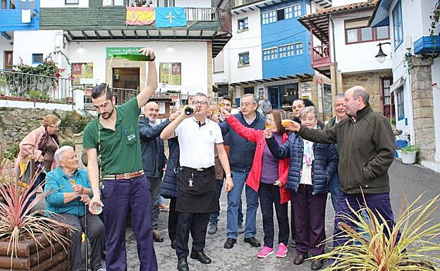 Vecinos y hosteleros brindan tras saber que Tazones será incluida en la red de pueblos más bonitos