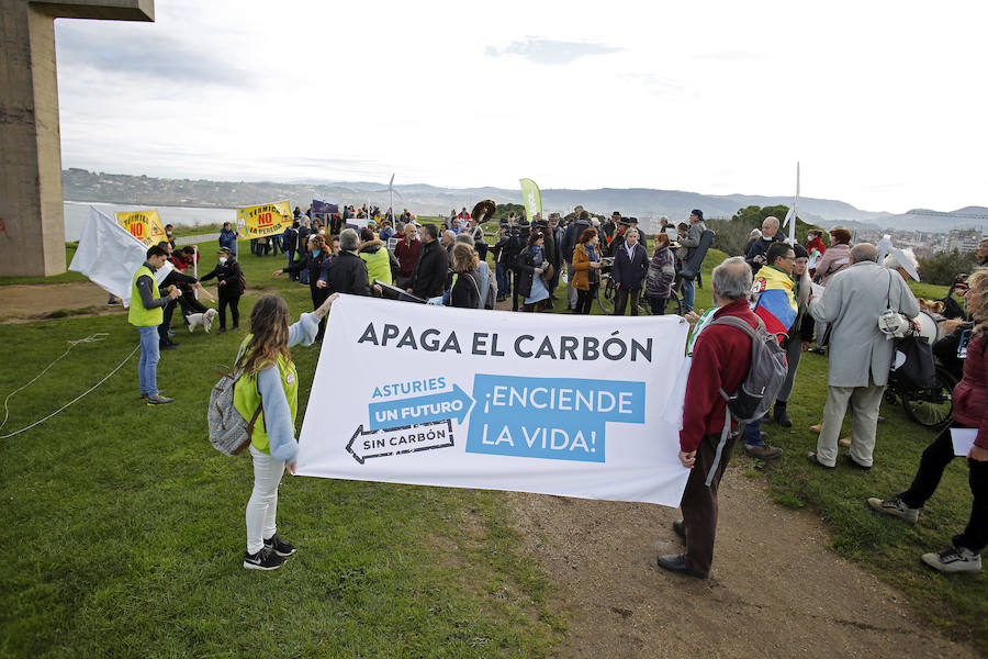 Unas 200 personas se han manifestado este sábado en Gijón en contra del uso del carbón como combustible y la generación eléctrica de las térmicas