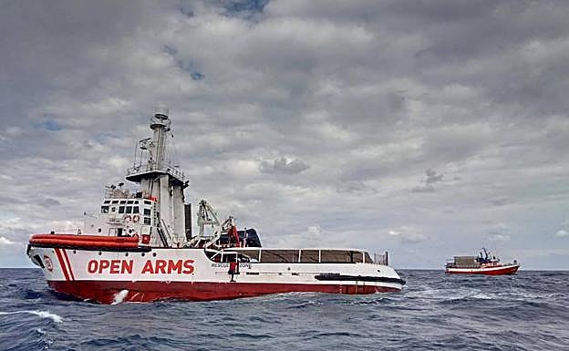 El buque de Open Arms socorre al pesquero 'Nuestra Madre de Loreto' en el Mediterráneo.