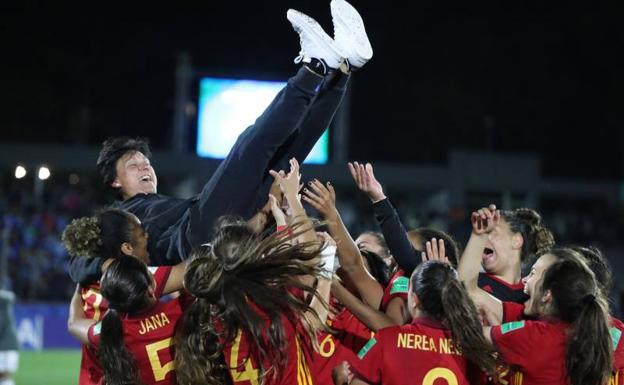 Las jugadoras españolas celebran la victoria ante México con su entrenadora, Antonia Is Piñera