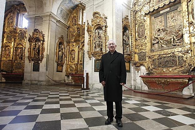 El deán, Benito Gallego, ante los retablos de la girola. 