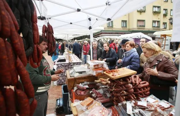 El público ante un puesto de embutidos, ayer, en el mercado de Gascona. 