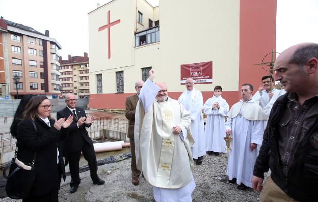 El párroco bendijo las obras de ampliación de la iglesia de La Tenderina. 