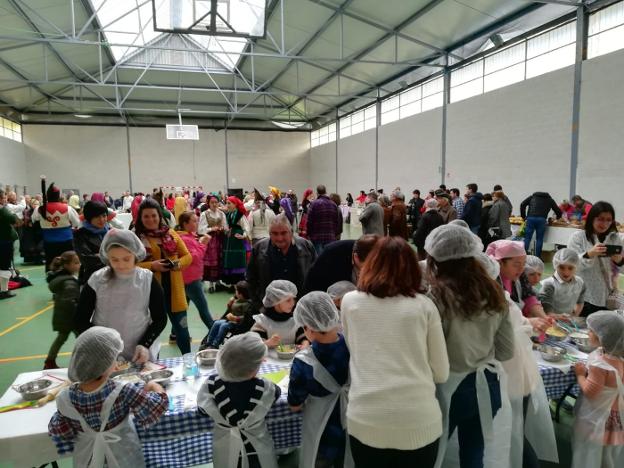 El taller infantil de tortos con picadillo en la feria de Bimenes. :: E. C.