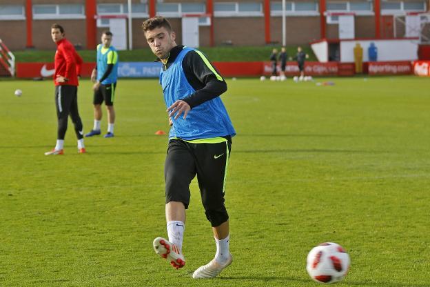 Nacho Méndez dispara a portería en la sesión de ayer. 