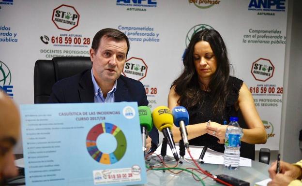 Gumersindo Rodríguez y Montserrat Fernández, durante la presentación del informe.
