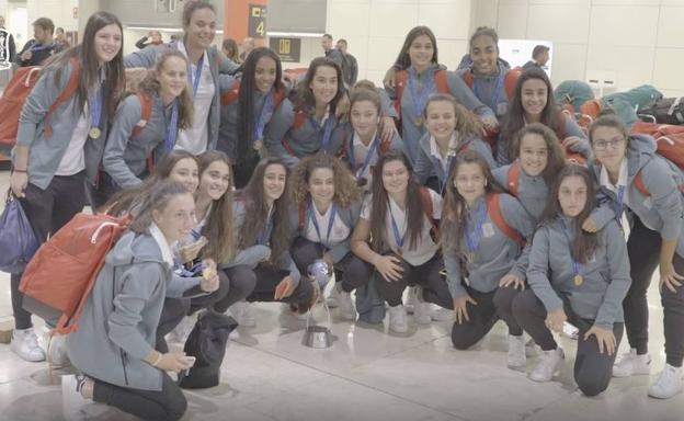 Las campeonas del mundo a su llegada a Madrid. 