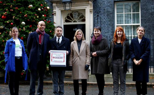 Los parlamentarios británicos Caroline Lucas, Chuka Umana and Justine Greening entregan más de un millón de firmas pen el 10 de Downing Street para pedir un segundo referendum sobre el 'brexit'