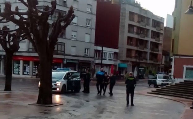 Tres personas han sido detenidas tras acceder al interior de la sucursal del Banco Santander situada en el centro de la villa, en la plaza Alfonso X el Sabio, con la intención de robarlo.