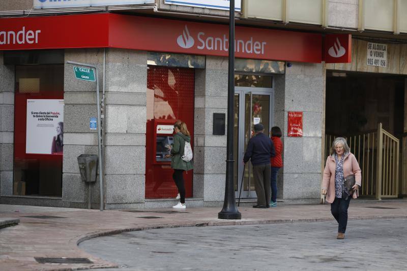 Tres personas han sido detenidas tras acceder al interior de la sucursal del Banco Santander situada en el centro de la villa, en la plaza Alfonso X el Sabio, con la intención de robarlo.