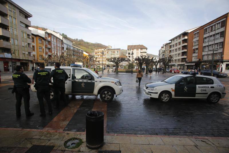 Tres personas han sido detenidas tras acceder al interior de la sucursal del Banco Santander situada en el centro de la villa, en la plaza Alfonso X el Sabio, con la intención de robarlo.