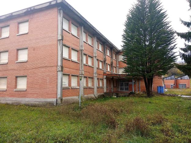 Edificios del antiguo instituto de Formación Profesional de San Cipriano, en Infiesto. 