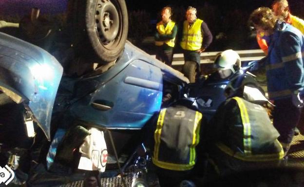 Bomberos excarcelan del turismo a uno de los afectados.