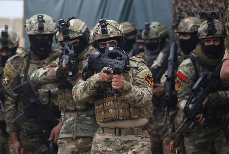 Los miembros de la unidad militar de Respuesta Rápida de Irak participan en un entrenamiento antiterrorista en una base militar dentro del Aeropuerto Internacional de Bagdad. Los ejercicios se llevan a cabo durante un período de cuatro meses en cooperación con las fuerzas italianas en el país