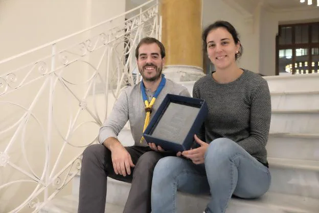 René Díaz y Elisabeth Castrillón, de ASDE Exploradores, con su premio, durante la entrega de los DIVO. 