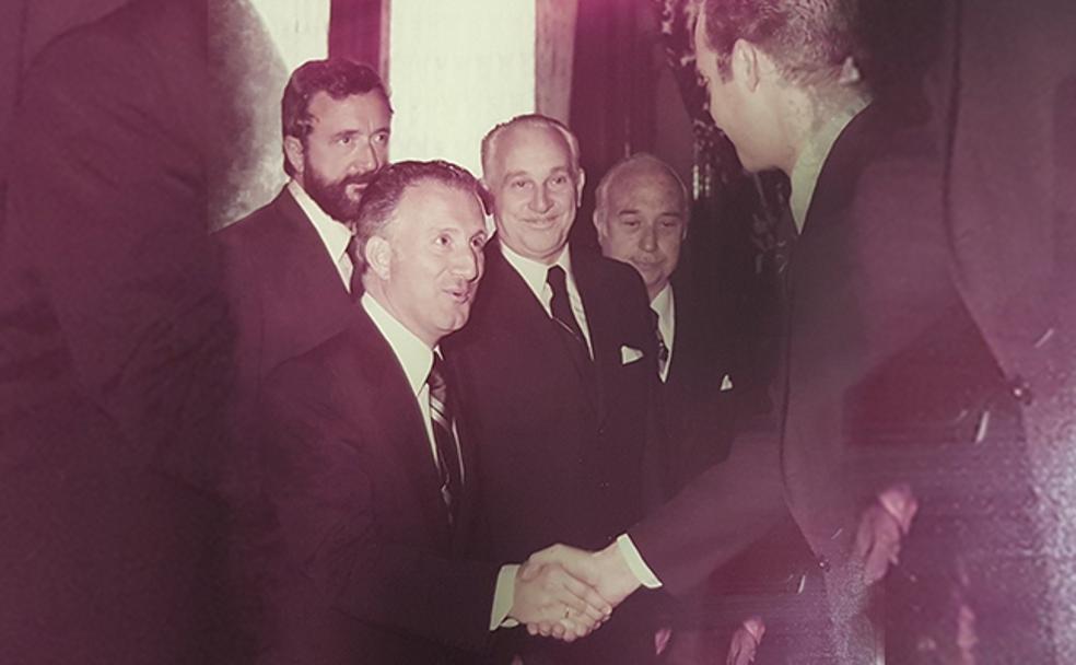 Antonio Coarasa estrecha la mano de don Juan Carlos en una audiencia real en 1978.