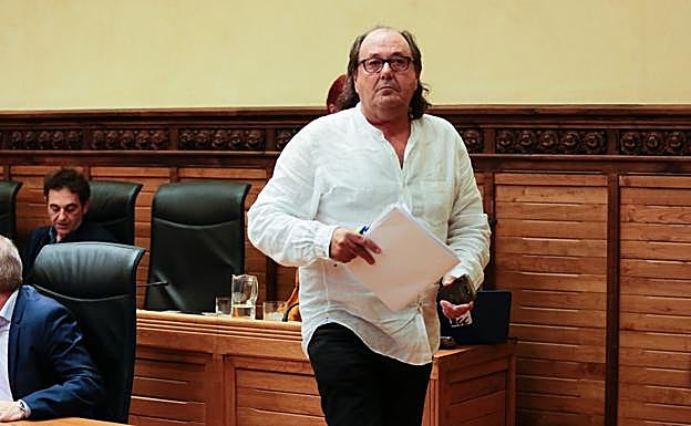 Mario Suárez abandona el Pleno tras sentirse insultado por José María Pérez. 