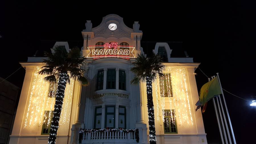 El encendido de la luces fue seguido por numerosas personas en el centro de la villa