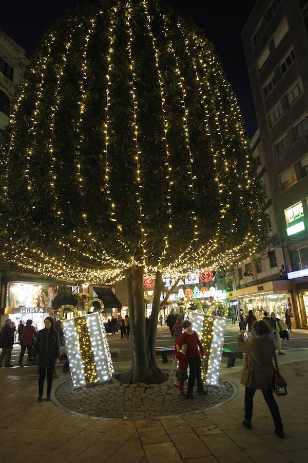 El alcalde de la capital asturiana fue el encargado de encender el entramado de luces y colores que llega a 215 calles de la ciudad y de la zona rural 