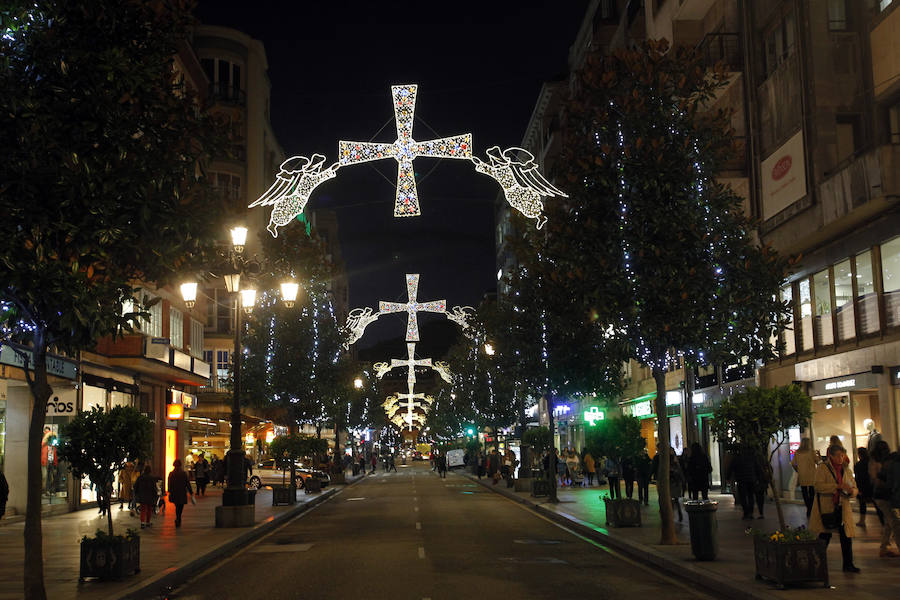 El alcalde de la capital asturiana fue el encargado de encender el entramado de luces y colores que llega a 215 calles de la ciudad y de la zona rural 