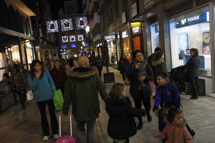 El alcalde de la capital asturiana fue el encargado de encender el entramado de luces y colores que llega a 215 calles de la ciudad y de la zona rural 