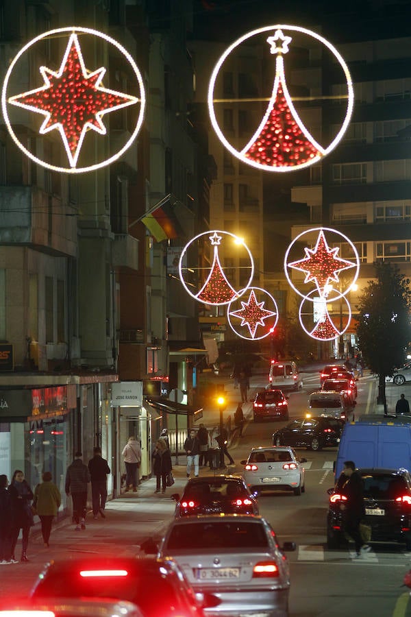 El alcalde de la capital asturiana fue el encargado de encender el entramado de luces y colores que llega a 215 calles de la ciudad y de la zona rural 