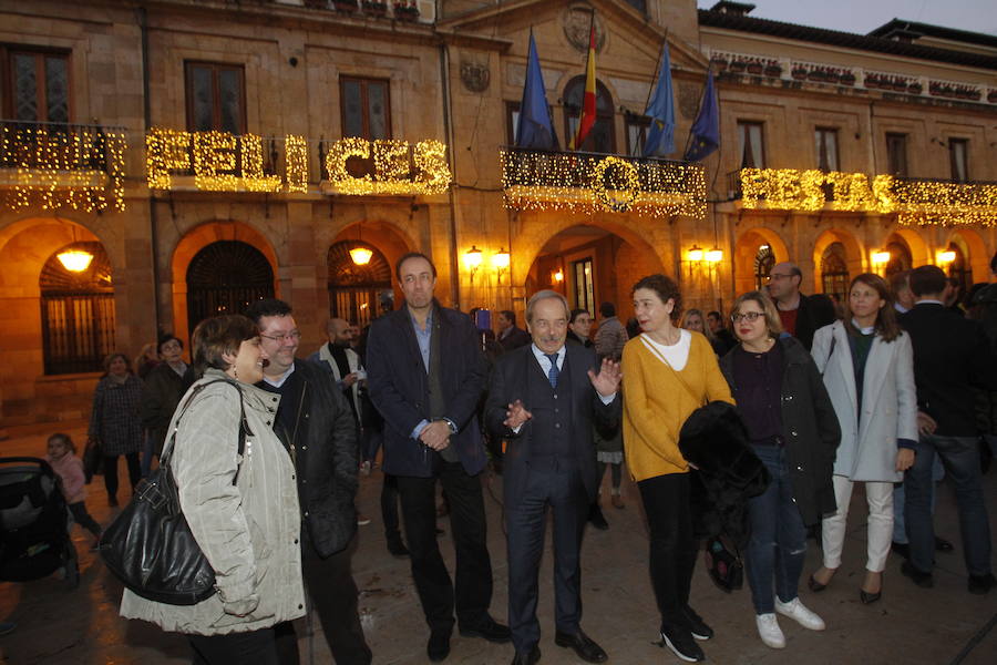 El alcalde de la capital asturiana fue el encargado de encender el entramado de luces y colores que llega a 215 calles de la ciudad y de la zona rural 