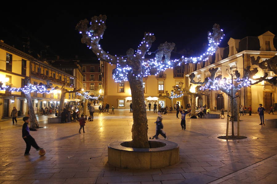 El alcalde de la capital asturiana fue el encargado de encender el entramado de luces y colores que llega a 215 calles de la ciudad y de la zona rural 