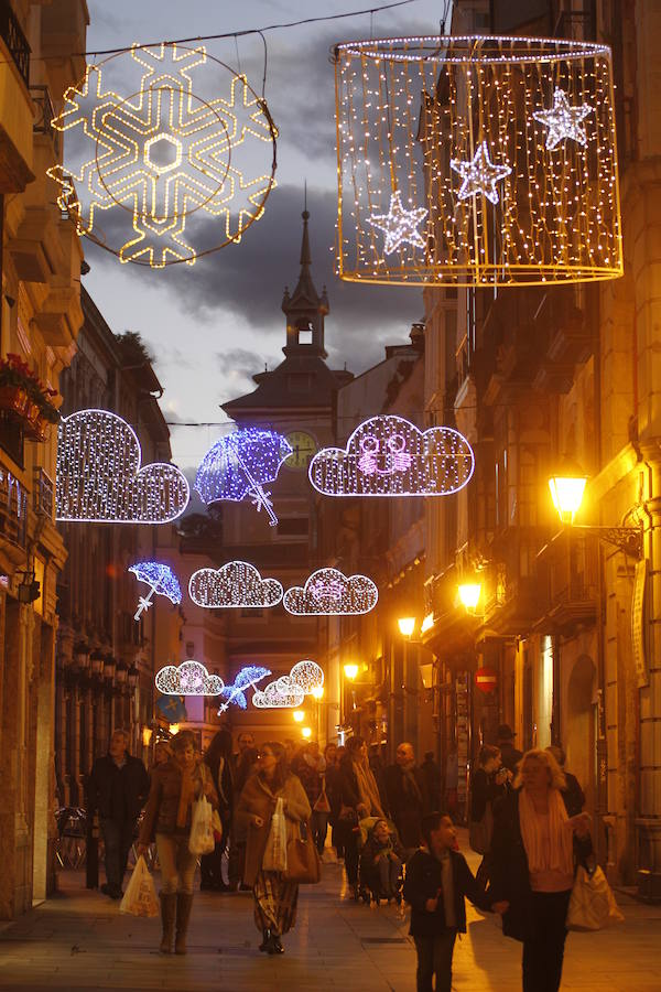 El alcalde de la capital asturiana fue el encargado de encender el entramado de luces y colores que llega a 215 calles de la ciudad y de la zona rural 